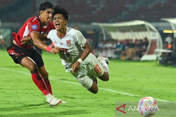 Berikut adalah beberapa alternatif judul untuk "Pemain Asing Liga 1 yang Dipanggil Timnas Negaranya pada Maret":

1. "Daftar Pemain Asing Liga 1 yang Mewakili Timnas Mereka pada Bulan Maret"
2. "Pemain Liga 1 Asing yang Mendapat Panggilan Timnas di Bulan Maret"
3. "Maret Ini: Pemain Asing Liga 1 yang Dipanggil ke Timnas"
4. "Panggilan Timnas: Pemain Asing Liga 1 yang Dikenal di Arena Internasional"
5. "Pemain Asing Liga 1 yang Mengharumkan Nama Negara pada Maret"
6. "Timnas Bulan Maret: Pemain Asing Liga 1 yang Dapat Panggilan Resmi"
7. "Pemain Asing Liga 1 yang Siap Beraksi Bersama Timnas di Bulan Maret" 

Silakan pilih salah satu atau gunakan sebagai inspirasi untuk membuat judul yang sesuai!