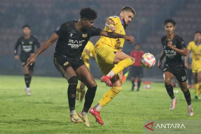 Berikut adalah beberapa alternatif judul untuk "Pemain Asing Liga 1 yang Dipanggil Negaranya dalam Jeda Internasional":

1. "Pemain Asing Liga 1 yang Mewakili Negaranya di Jeda Internasional"
2. "Panggilan Internasional: Pemain Asing Liga 1 yang Dilibatkan oleh Negaranya"
3. "Perwakilan Liga 1: Pemain Asing yang Dipanggil untuk Tim Nasional"
4. "Pemain Asing Liga 1 yang Mengikuti Jeda Internasional Bersama Timnas"
5. "Pemain Asing Liga 1 yang Mendapat Kehormatan Dipanggil ke Timnas"
6. "Jeda Internasional: Siapa Saja Pemain Asing Liga 1 yang Dipanggil oleh Negara Mereka?"
7. "Pemain Asing Liga 1: Kabar Terbaru Panggilan Timnas dalam Jeda Internasional" 

Semoga alternatif judul ini bermanfaat!