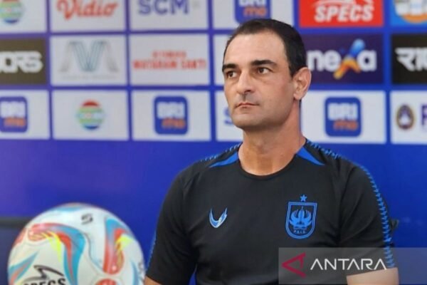 Here are some alternate title suggestions for "PSIS Semarang pecat pelatih Gilbert Agius":

1. "PSIS Semarang Berpisah dengan Pelatih Gilbert Agius"
2. "Gilbert Agius Dipecat oleh PSIS Semarang"
3. "Kepelatihan PSIS Semarang Ganti: Gilbert Agius Diberhentikan"
4. "Gilbert Agius Tak Lagi Menangani PSIS Semarang"
5. "Perubahan di PSIS Semarang: Gilbert Agius Langkah Mundur"
6. "PSIS Semarang Memutuskan untuk Melepaskan Gilbert Agius"
7. "Gilbert Agius Dianggap Tak Sesuai, PSIS Semarang Ambil Tindakan"
8. "PSIS Semarang Resmi Lepas Gilbert Agius dari Jabatan Pelatih"
9. "Gilbert Agius Diberhentikan: PSIS Semarang Cari Pelatih Baru"
10. "Keputusan Mengejutkan: PSIS Semarang Pecat Gilbert Agius"

Feel free to mix and match elements from these suggestions for a title that fits your needs!