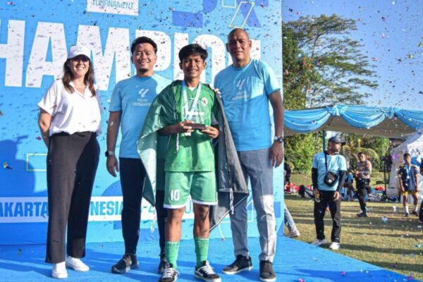 Berikut adalah beberapa alternatif judul untuk "Pemain Terbaik LALIGA Youth Tournament Indonesia Dikirim ke Girona FC":

1. "Bintang LALIGA Youth Tournament Indonesia Bergabung dengan Girona FC"
2. "Pemenang LALIGA Youth Tournament Indonesia Dikirim ke Girona FC"
3. "Talenta Muda dari LALIGA Youth Tournament Indonesia Melangkah ke Girona FC"
4. "Pemain Unggulan LALIGA Youth Tournament Indonesia Menyusul ke Girona FC"
5. "Mewakili Indonesia: Pemain Terbaik LALIGA Youth Tournament Menuju Girona FC"
6. "Pegang Harapan, Pemain Terbaik LALIGA Youth Tournament Indonesia ke Girona FC"
7. "Pemain Hebat Dari LALIGA Youth Tournament Indonesia Dipinang Girona FC"
8. "Pemain Bintang LALIGA Youth Tournament Indonesia Dikirim ke Spanyol Bersama Girona FC"

Semoga bermanfaat!