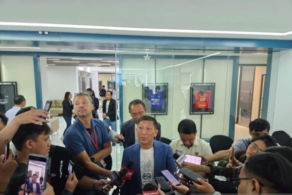 Here are some alternative titles for "Operator Liga Cermati Ketat Laga-Laga Akhir Musim":

1. "Pengawasan Ketat: Operator Liga Amati Pertandingan Akhir Musim"
2. "Liga Operator: Memperhatikan Laga-Laga Krusial di Akhir Musim"
3. "Operator Liga Tingkatkan Pengawasan pada Pertandingan Penentu"
4. "Fokus Pada Pertandingan Penting: Pengamatan Operator Liga di Akhir Musim"
5. "Mereview Laga-Laga Krusial: Peran Operator Liga di Akhir Musim"
6. "Operator Liga: Memastikan Kualitas Pertandingan di Penutupan Musim"
7. "Menjaga Integritas: Operator Liga Cermati Laga Akhir Musim"
8. "Pentingnya Pengawasan: Operator Liga pada Laga-Laga Akhir Musim"

Feel free to choose or modify any of these options!