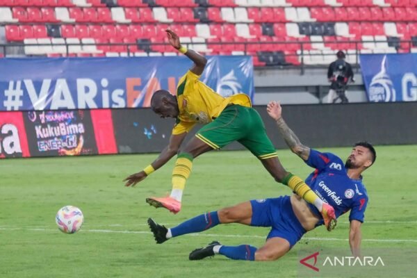 Pertandingan Bergengsi: Arema dan Persebaya Akhiri Laga dengan Skor Seri 1-1