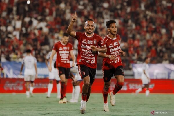 Berikut beberapa alternatif judul untuk berita tentang Bali United yang memperpanjang kontrak Rahmat dan Fitrul:

1. "Bali United Perpanjang Kontrak Dua Pemain Kunci: Rahmat dan Fitrul"
2. "Kesepakatan Baru: Bali United Perpanjang Kontrak Rahmat dan Fitrul"
3. "Bali United Pertahankan Rahmat dan Fitrul dengan Kontrak Baru"
4. "Bali United Memperkuat Tim: Kontrak Baru untuk Rahmat dan Fitrul"
5. "Dua Pemain Andalan: Bali United Resmi Perpanjang Kontrak Rahmat dan Fitrul"

Silakan pilih atau modifikasi sesuai kebutuhan!