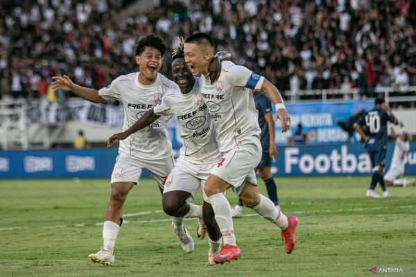 Berikut beberapa alternatif judul untuk "Persis Solo dapat pelajaran bermanfaat setelah hadapi PSIM Yogyakarta":

1. "Persis Solo Menarik Hikmah Usai Pertandingan Melawan PSIM Yogyakarta"
2. "Pelajaran Berharga bagi Persis Solo Setelah Pertarungan dengan PSIM Yogyakarta"
3. "Persis Solo: Renungan dan Trofi Pelajaran Setelah Melawan PSIM Yogyakarta"
4. "Belajar dari Kemenangan dan Kekalahan: Pengalaman Persis Solo Melawan PSIM Yogyakarta"
5. "Refleksi Persis Solo: Pelajaran Berharga dari Duel dengan PSIM Yogyakarta"
6. "Setelah Pertandingan Melawan PSIM Yogyakarta, Persis Solo Menggali Pembelajaran"
7. "Pelajaran dari PSIM Yogyakarta: Persis Solo Siap Mencetak Prestasi Lebih Baik"
8. "Dari Pertandingan PSIM Yogyakarta, Persis Solo Temukan Insight Berharga"

Silakan pilih atau modifikasi sesuai kebutuhan!