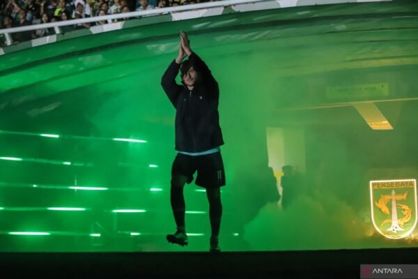 Berikut beberapa alternatif judul untuk "Persebaya Perkenalkan Pemain dalam 'Team Launching Game'":

1. "Persebaya Unjuk Pemain Baru dalam 'Team Launching Game'"
2. "Persebaya Resmi Kenalkan Roster Terbaru dalam 'Team Launching Game'"
3. "Pemain Baru Persebaya Diperkenalkan pada 'Team Launching Game'"
4. "Persebaya Gelar 'Team Launching Game' untuk Perkenalan Pemain"
5. "Persebaya Perkenalkan Tim dengan 'Team Launching Game'"
6. "Ekspresi Tim Baru Persebaya dalam 'Team Launching Game'"
7. "Persebaya Luncurkan Pemain Baru di Acara 'Team Launching Game'"

Jika Anda memerlukan lebih banyak opsi, silakan beri tahu!