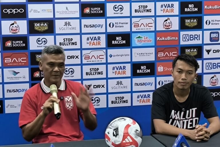 Sure! Here are a few alternative titles for the given headline:

1. "Hendri Susilo's Local Coaching Leads Malut United to a 3-1 Victory Against Dewa United"
2. "Malut United Shines as Coach Hendri Susilo Guides Team to 3-1 Win Over Dewa United"
3. "Under Hendri Susilo, Malut United Dominates Dewa United 3-1"
4. "Hendri Susilo’s Tactical Brilliance: Malut United Overpowers Dewa United 3-1"
5. "Malut United Secures Confident 3-1 Victory Against Dewa United with Hendri Susilo at the Helm"

Feel free to modify any of these suggestions!