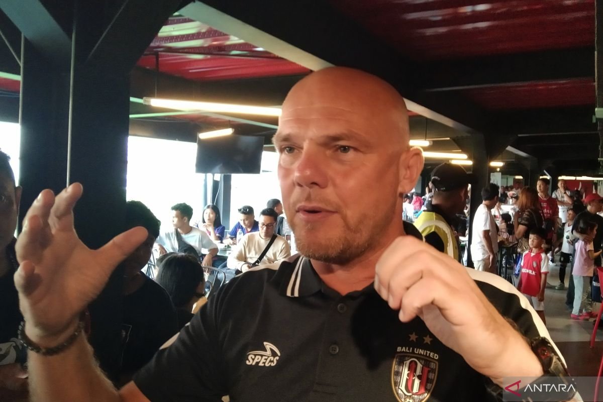 Berikut adalah alternatif judul yang bisa digunakan:

1. "Bali United Tekankan Sinergi Tim untuk Hadapi Laga Perdana"
2. "Kerja Sama Tim Jadi Fokus Bali United Jelang Laga Perdana"
3. "Bali United Siap Hadapi Laga Perdana dengan Kerjasama Tim yang Kuat"
4. "Fokus pada Kerja Sama Tim: Persiapan Bali United untuk Laga Perdana"
5. "Bali United: Kerja Sama Tim Kunci Sukses di Laga Perdana"

Semoga judul-judul ini membantu!