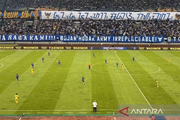 Barros dan Febri Bawa Persib Raih Kemenangan Pertama atas Semen Padang