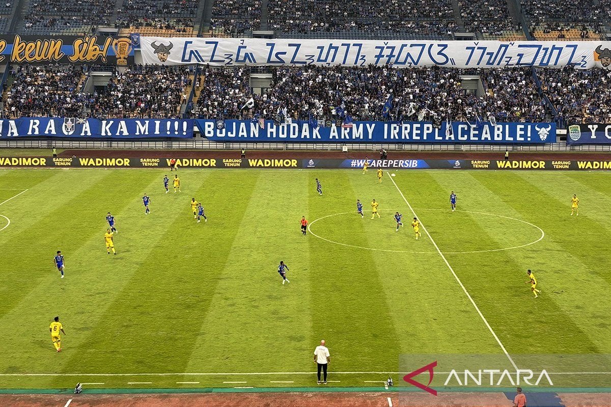 Barros dan Febri Bawa Persib Raih Kemenangan Pertama atas Semen Padang