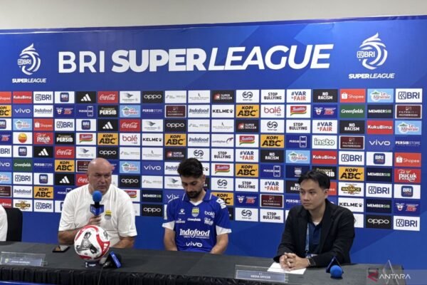Pelatih Bojan Hodak Rayakan Kemenangan Pertama Persib