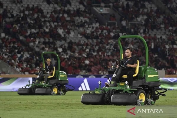 Perawatan Rumput Lapangan SUBGK Selama Pertandingan Penyisihan Piala AFF U-23 2025