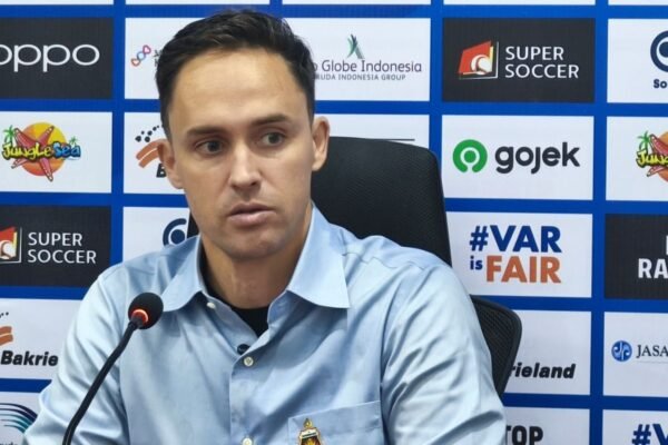 Berikut adalah beberapa alternatif judul untuk "Munster sebut Bhayangkara harusnya banyak ciptakan gol":

1. "Munster: Bhayangkara Perlu Tingkatkan Ketajaman Gol"
2. "Munster Mengingatkan Bhayangkara untuk Lebih Produktif di Depan Gawang"
3. "Bhayangkara Dinilai Munster Harus Perbanyak Gol"
4. "Munster Mengklaim Bhayangkara Perlu Lebih Banyak Mencetak Gol"
5. "Bhayangkara Diharapkan Munster untuk Meningkatkan Daya Gedor Gol"
6. "Munster Tegaskan Perlunya Bhayangkara untuk Menambah Gol"
7. "Munster: Kualitas Serangan Bhayangkara Harus Lebih Baik"
8. "Bhayangkara Diharapkan Ciptakan Lebih Banyak Gol, Kata Munster" 

Silakan pilih salah satu atau gabungkan elemen dari beberapa pilihan di atas!
