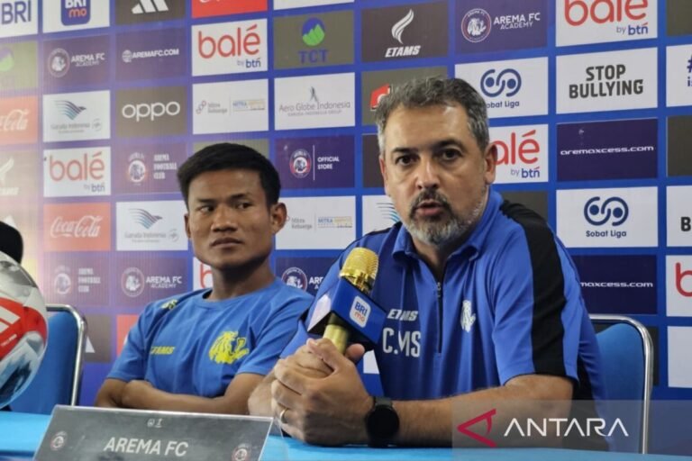 Pelatih Arema Siaga Terhadap Kualitas Pemain Persib