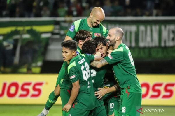 Here are some alternative titles for "Ketenangan dan konsisten kunci kemenangan Persebaya atas Semen Padang":

1. "Ketenangan dan Konsistensi: Resep Sukses Persebaya Mengalahkan Semen Padang"
2. "Kemenangannya Persebaya: Kunci Ketenangan dan Konsistensi di Laga Melawan Semen Padang"
3. "Persebaya: Ketenangan dan Konsistensi sebagai Senjata Utama Menghadapi Semen Padang"
4. "Kunci Kemenangan Persebaya: Ketenangan dan Konsistensi Saat Melawan Semen Padang"
5. "Ketenangan dan Konsistensi: Fondasi Kemenangan Persebaya atas Semen Padang"
6. "Persebaya Kembali Berjaya: Ketenangan dan Konsistensi dalam Pertandingan Melawan Semen Padang"
7. "Ketenangan dan Konsistensi: Strategi Persebaya untuk Menang atas Semen Padang"

Feel free to mix and match or modify these suggestions as needed!