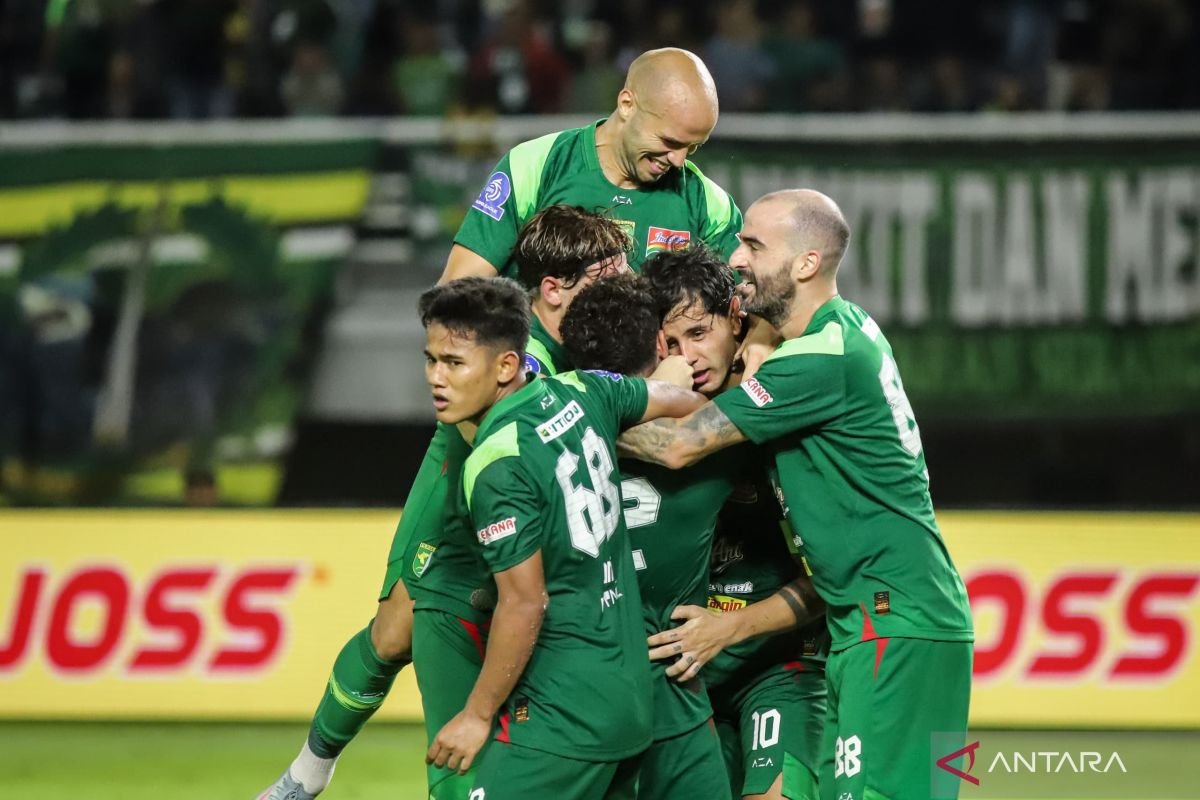 Here are some alternative titles for "Ketenangan dan konsisten kunci kemenangan Persebaya atas Semen Padang":

1. "Ketenangan dan Konsistensi: Resep Sukses Persebaya Mengalahkan Semen Padang"
2. "Kemenangannya Persebaya: Kunci Ketenangan dan Konsistensi di Laga Melawan Semen Padang"
3. "Persebaya: Ketenangan dan Konsistensi sebagai Senjata Utama Menghadapi Semen Padang"
4. "Kunci Kemenangan Persebaya: Ketenangan dan Konsistensi Saat Melawan Semen Padang"
5. "Ketenangan dan Konsistensi: Fondasi Kemenangan Persebaya atas Semen Padang"
6. "Persebaya Kembali Berjaya: Ketenangan dan Konsistensi dalam Pertandingan Melawan Semen Padang"
7. "Ketenangan dan Konsistensi: Strategi Persebaya untuk Menang atas Semen Padang"

Feel free to mix and match or modify these suggestions as needed!