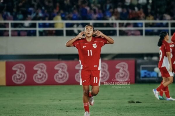 Here are some alternate title suggestions for "Striker Indonesia Nasywa pemain tersubur Kejuaraan ASEAN U-16 Putri":

1. "Nasywa Menjadi Penyerang Tersubur Indonesia di Kejuaraan ASEAN U-16 Putri"
2. "Pemain Indonesia Nasywa Dominasi Pencetak Gol di Kejuaraan ASEAN U-16 Putri"
3. "Striker Nasywa Sinar Terang Tim Indonesia di Turnamen ASEAN U-16 Putri"
4. "Kehebatan Nasywa: Penyerang Terbaik Indonesia di ASEAN U-16 Putri"
5. "Nasywa, Bintang Penyerang Indonesia di Kejuaraan ASEAN U-16 Putri"
6. "Melihat Keberhasilan Nasywa sebagai Pemain Tersubur di ASEAN U-16 Putri"
7. "Nasywa: Mesin Gol Indonesia di Kejuaraan ASEAN U-16 Putri"
8. "Striker Nasywa: Unggulan Indonesia di Puncak Kejuaraan ASEAN U-16 Putri"

Feel free to choose any of these or adjust them further based on your preference!