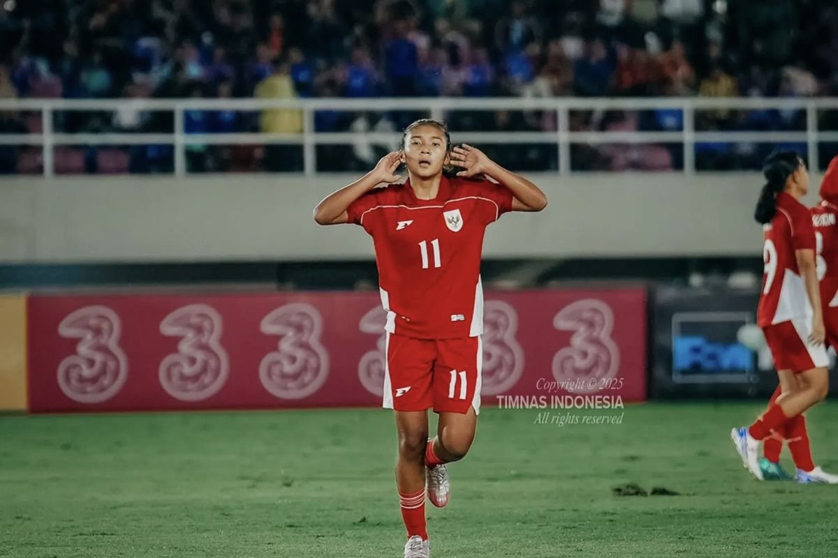Here are some alternate title suggestions for "Striker Indonesia Nasywa pemain tersubur Kejuaraan ASEAN U-16 Putri":

1. "Nasywa Menjadi Penyerang Tersubur Indonesia di Kejuaraan ASEAN U-16 Putri"
2. "Pemain Indonesia Nasywa Dominasi Pencetak Gol di Kejuaraan ASEAN U-16 Putri"
3. "Striker Nasywa Sinar Terang Tim Indonesia di Turnamen ASEAN U-16 Putri"
4. "Kehebatan Nasywa: Penyerang Terbaik Indonesia di ASEAN U-16 Putri"
5. "Nasywa, Bintang Penyerang Indonesia di Kejuaraan ASEAN U-16 Putri"
6. "Melihat Keberhasilan Nasywa sebagai Pemain Tersubur di ASEAN U-16 Putri"
7. "Nasywa: Mesin Gol Indonesia di Kejuaraan ASEAN U-16 Putri"
8. "Striker Nasywa: Unggulan Indonesia di Puncak Kejuaraan ASEAN U-16 Putri"

Feel free to choose any of these or adjust them further based on your preference!